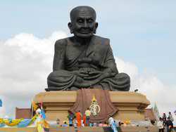 Wat Huay Mongkol Temple Hua Hin information and location. How to get to Luang Phor Tuad Statue. Hua Hin Attractions. Wat Huay Mongkol Temple 